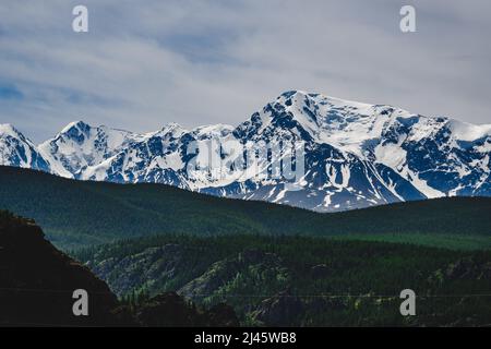 Una catena montuosa impressionante nella steppa Kuray della repubblica Altai, Russia Foto Stock