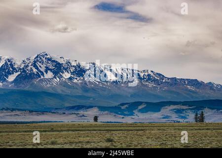 Una catena montuosa impressionante nella steppa Kuray della repubblica Altai, Russia Foto Stock