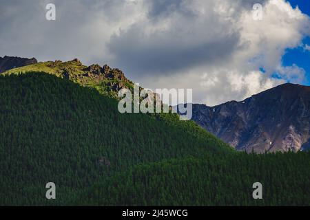 Una catena montuosa impressionante nella steppa Kuray della repubblica Altai, Russia Foto Stock