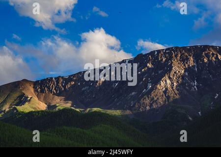 Una catena montuosa impressionante nella steppa Kuray della repubblica Altai, Russia Foto Stock