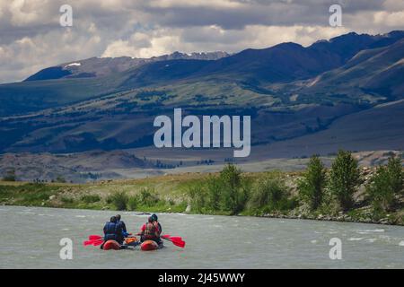 Catamarano sul fiume Chuya sullo sfondo di un'impressionante catena montuosa nella steppa Kuray della repubblica Altai, Russia Foto Stock