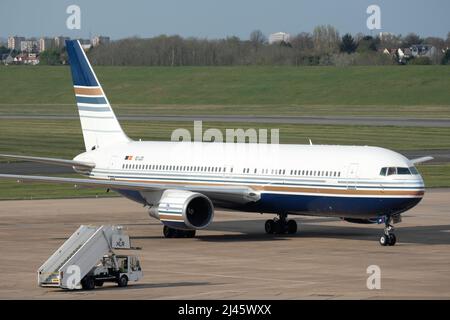 Boeing 767 della compagnia aerea charter spagnola Privilege Style visto all'aeroporto di Birmingham nel Regno Unito nell'aprile 2022, talvolta utilizzato dall'ufficio domestico del Regno Unito Foto Stock