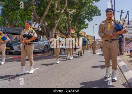 Haifa, Israele - 10 aprile 2022: Musicisti scout e altri partecipano alla sfilata della Domenica delle Palme di Pasqua della comunità greco-cattolica melkita, nella Foto Stock