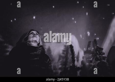 Donna nella notte foresta invernale Foto Stock