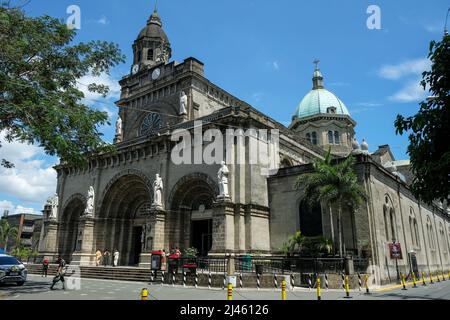 Manila, Filippine - Marzo 2022: Persone che camminano vicino alla Cattedrale di Manila a Intramuros il 22 Marzo 2022 a Manila, Filippine. Foto Stock