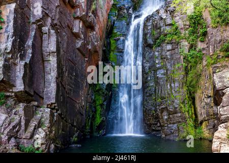 Famosa e paradisiaca cascata di Veu da Noiva (Veil della sposa) situata a Serra do Cipo nello stato di Minas Gerais, Brasile Foto Stock