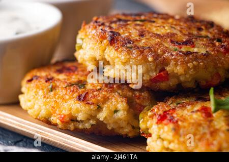 Hamburger vegetariani senza glutine con salsa di yogurt Foto Stock