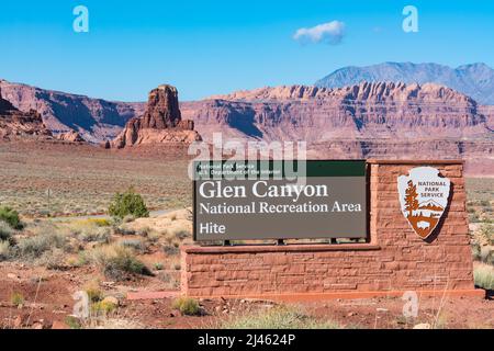 Hite, UT - 9 ottobre 2021: Segnale d'ingresso per l'area ricreativa nazionale di Glen Canyon nel deserto a sud-ovest dello Utah Foto Stock