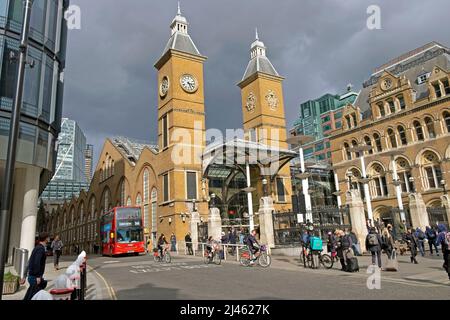 Vista esterna di persone viaggiatori fuori Liverpool Street Station in East London EC2 post Pandemic Streets in England UK Spring 2022 KATHY DEWITT Foto Stock