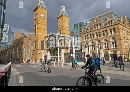 Vista esterna di persone viaggiatori fuori Liverpool Street Station in East London EC2 post Pandemic Streets in England UK Spring 2022 KATHY DEWITT Foto Stock