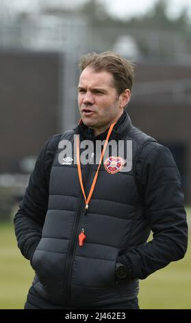 Oriam Sports Centre Edinburgh.Scotland.UK.12th Aprile 22 il direttore di Hearts Robbie Neilson Training Session per la partita di semifinale della Coppa Scozzese vs Hibernian . Credit: eric mccowat/Alamy Live News Foto Stock