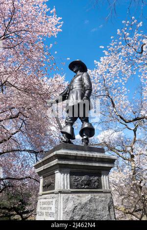 La statua di Pilgrim Hill è circondata da ciliegi Yoshino in fiore in primavera, New York City, USA 2022 Foto Stock