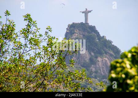 Cristo Redentore a Rio de Janeiro, Brasile - 25 febbraio 2022: Cristo Redentore visto dal quartiere di Laranjeiras a Rio de Janeiro. Foto Stock