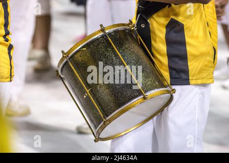 Scuola Sao Clemente Samba a Rio de Janeiro, Brasile - 13 marzo 2022: Scuola Sao Clemente Samba al Marques de Sapucai sambadrome di Rio de Janeiro Foto Stock