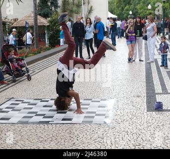 Un intrattenitore di strada, Funchal, Madeira. Foto Stock