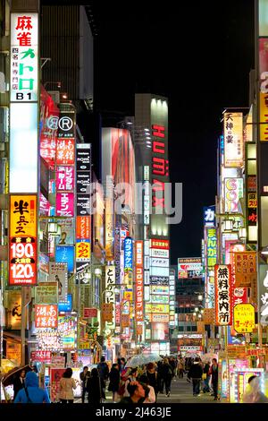 Giappone. Tokyo. Luci al neon nel quartiere di Shinjuku di notte Foto Stock