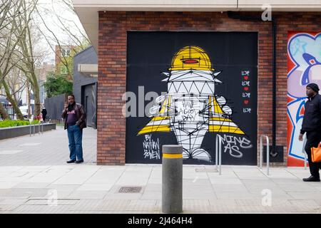 Pedone, uomo, persona, persone che camminano accanto graffiti murali opere d'arte su un muro in Old Street Shoreditch Londra EC1 Inghilterra Regno Unito KATHY DEWITT Foto Stock