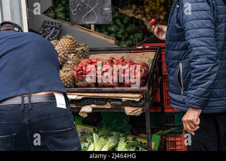 Haifa, Stati Uniti. 12th Apr 2022. Mercato fresco nel quartiere Hadar di Haifa in Israele il 12 aprile 2022. (Foto di Lev Radin/Sipa USA) Credit: Sipa USA/Alamy Live News Foto Stock