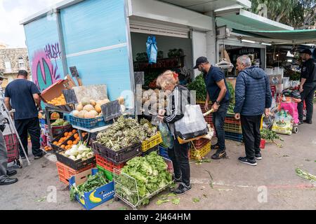 Haifa, Stati Uniti. 12th Apr 2022. Mercato fresco nel quartiere Hadar di Haifa in Israele il 12 aprile 2022. (Foto di Lev Radin/Sipa USA) Credit: Sipa USA/Alamy Live News Foto Stock