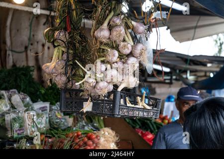 Haifa, Stati Uniti. 12th Apr 2022. Mercato fresco nel quartiere Hadar di Haifa in Israele il 12 aprile 2022. (Foto di Lev Radin/Sipa USA) Credit: Sipa USA/Alamy Live News Foto Stock