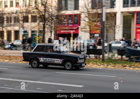 Vecchia auto tedesca orientale Trabant guida a Berlino, Germania. Foto Stock