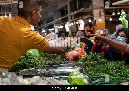 Haifa, Stati Uniti. 12th Apr 2022. Mercato fresco nel quartiere Hadar di Haifa in Israele il 12 aprile 2022. (Foto di Lev Radin/Sipa USA) Credit: Sipa USA/Alamy Live News Foto Stock