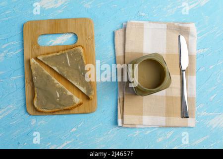 Pane tostato spalmato burro biologico di girasole. Burro alternativo ipoallergenico. Foto Stock