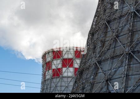 Tubi da fumo industriali in primo piano di vari tipi di centrali termiche in inverno Foto Stock