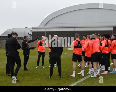 Oriam Sports Centre Edinburgh.Scotland.UK.12th Aprile 2 il direttore di Hearts Robbie Neilson Training Session Scottish Cup semi Final Match vs Hibernian . Credit: eric mccowat/Alamy Live News Foto Stock