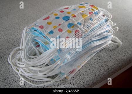 Pila di maschere chirurgiche per bambini. Foto Stock