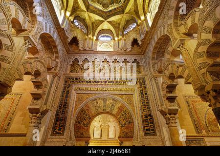 CORDOVA SPAGNA MOSCHEA CATTEDRALE MEZQUITA-CATEDRAL DE CÓRDOBA IL MOSAICO DECORATO MIHRAB CUPOLA CENTRALE E ARCHI DELLA MAQSURA Foto Stock