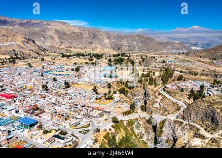 Paesaggio urbano della città di Chivay al Canyon del Colca in Perù Foto Stock