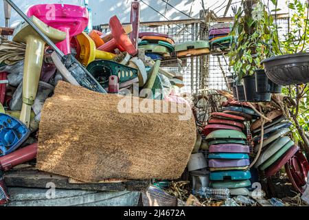 Un sacco di materiale e parti per la riparazione di un ventilatore in un'officina esterna Foto Stock