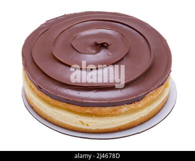 Torta al cioccolato Boston Cream Cut out su bianco. Foto Stock