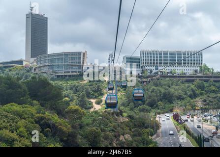 Haifa, Israele - 12 aprile 2022: Rakavlit - funivia di servizio pendolari (funicolare) a Haifa che collega la Stazione Centrale degli autobus e l'Università di Haifa sul Monte Carmel Foto Stock