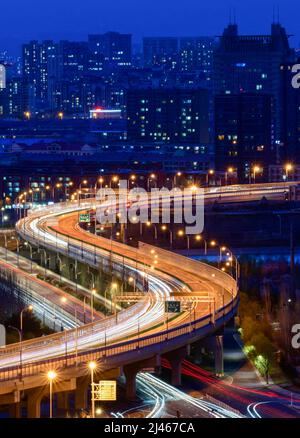 HOHHOT, CINA - 12 APRILE 2022 - Foto scattata il 12 aprile 2022 mostra lo scenario della Zhaowuda Expressway a Hohhot, Mongolia interna, Cina. Foto Stock