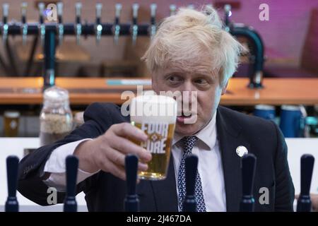 Foto di archivio del 27/10/21 del primo Ministro Boris Johnson durante una visita alla Birreria Fourpure a Bermondsay, Londra. Il primo ministro Boris Johnson e il cancelliere Rishi Sunak hanno detto che saranno multati come parte di un'indagine di polizia sulle accuse di blocco dei partiti tenuti a Downing Street. Data di emissione: Martedì 12 aprile 2022. Foto Stock