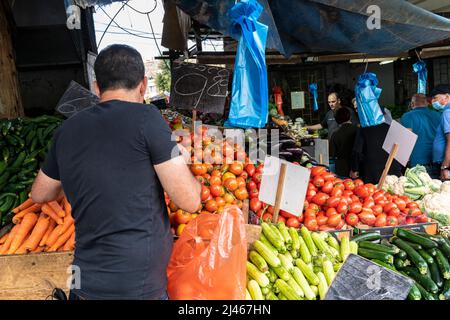 Haifa, Israele - 12 aprile 2022: Mercato fresco nel quartiere Hadar di Haifa Foto Stock