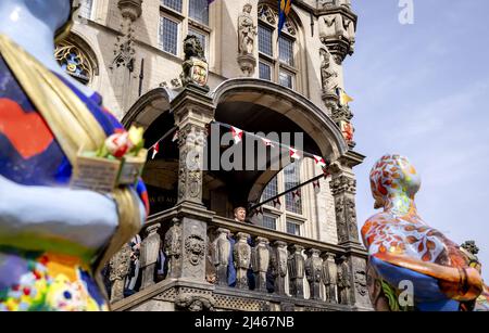 Sint-Janskerk, Gouda, Paesi Bassi. 12th Apr 2022. 2022-04-12 15:37:33 GOUDA - re Willem-Alexander sui gradini del municipio dopo l'apertura della mostra 'vivere la meraviglia di Gouda' come l'inizio della celebrazione di 750 anni di diritti della città per Gouda. Credit: ANP/Alamy Live News Foto Stock