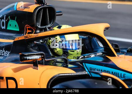 Melbourne, Victoria, Australia. 10th Apr 2022. MELBOURNE, AUSTRALIA - APRILE 10: Lando Norris della McLaren F1 Team prima dell'inizio del Gran Premio di Formula 1 Australiana 2022 il 10th Aprile 2022 (Credit Image: © Chris Putnam/ZUMA Press Wire) Foto Stock