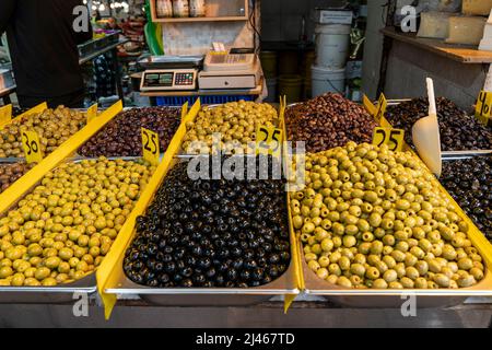 Haifa, Israele - 12 aprile 2022: Mercato fresco nel quartiere Hadar di Haifa Foto Stock