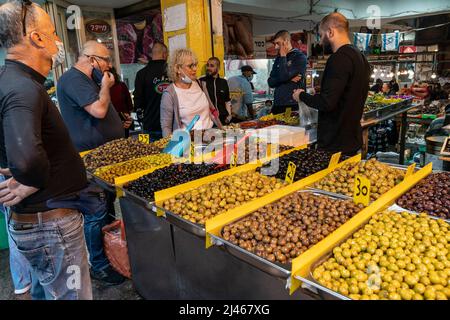 Haifa, Israele - 12 aprile 2022: Mercato fresco nel quartiere Hadar di Haifa Foto Stock