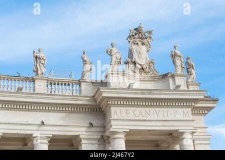 Statue dei Santi del Bernini in cima al Colonnato di Piazza San Pietro, Vaticano, Italia Foto Stock