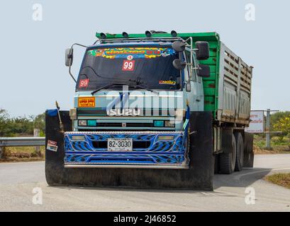 SAMUT PRAKAN, THAILANDIA, MARZO 23 2022, Un camion con ampie falde di fango guida sulla strada rurale Foto Stock