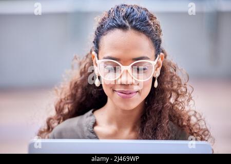 Focalizzato su ciò che deve essere fatto. Scatto di una giovane donna d'affari che usa un notebook al lavoro. Foto Stock