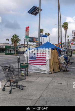 Los Angeles, CA, USA - 11 aprile 2022: Accampamento senza tetto su Sunset Boulevard a Los Angeles, CA. Foto Stock