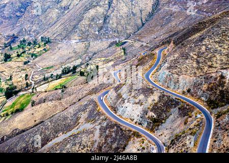 Strada tortuosa nel Canyon del Colca in Perù, uno dei canyon più profondi del mondo Foto Stock