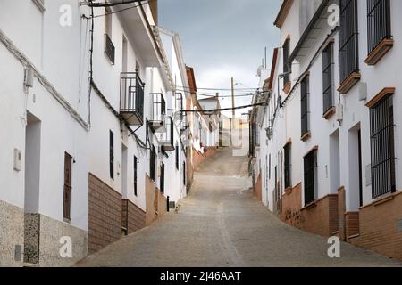 Ammira una delle ripide strade di la Puebla de los Infantes, Siviglia, Andalusia, Spagna Foto Stock