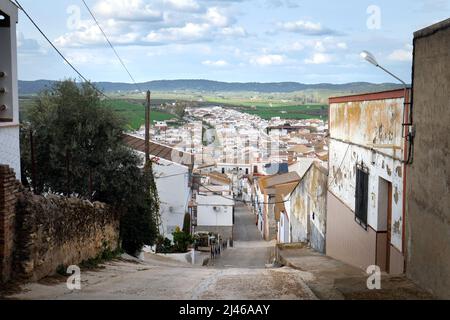 Ammira una delle ripide strade di la Puebla de los Infantes, Siviglia, Andalusia, Spagna Foto Stock