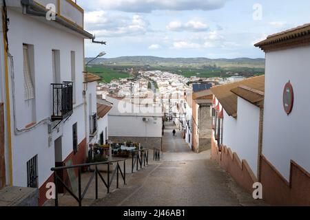 Ammira una delle ripide strade di la Puebla de los Infantes, Siviglia, Andalusia, Spagna Foto Stock